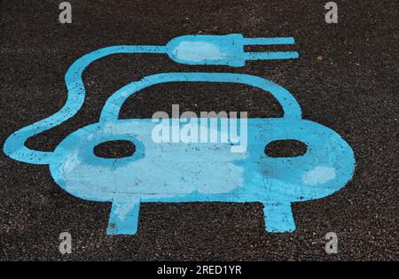 Transport, Straße, Auto, blaues Schild auf der Parkbucht für Ladestation für Elektroautos. Stockfoto