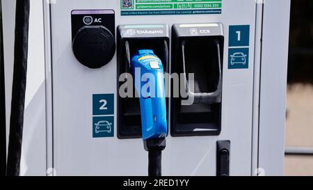 Transport, Straße, Auto, Gridserve Electric Highway nachhaltige Ladestation, Killington Lake Services, Kendal, auf der M6, Cumbria, England. Stockfoto