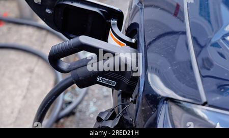 Transport, Straße, Auto, Connected Vehicle wird berechnet, Killington Lake Services, Kendal, auf der M6, Cumbria, England. Stockfoto