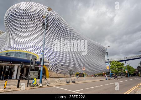 Die berühmte Bullring Shopping Mall und der Luftweg, der das Bullring Shopping Mall in Birmingahm, West Midlands, Großbritannien, am 23. Juli 2023 verbindet Stockfoto
