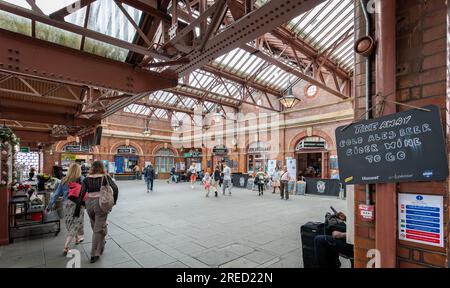 Buchung des Bahnhofs Birmingham Moor Street mit Passagieren in Birmingahm, West Midlands, Großbritannien am 23. Juli 2023 Stockfoto