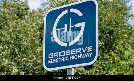 Transport, Straße, Auto, Schild für die Ladestation von Gridserve Energy für elektrische Autobahnen. Stockfoto