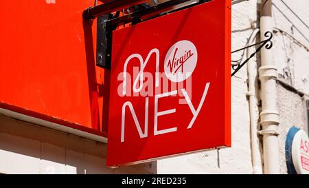 Finanzen, Banken, Geld, Virgin Money Schild vor dem Laden. Stockfoto