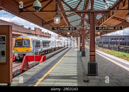 Zug am Bahnsteig 4 in Birmingham Moor Street Railway Station in Birmingahm, West Midlands, Großbritannien, am 23. Juli 2023 Stockfoto