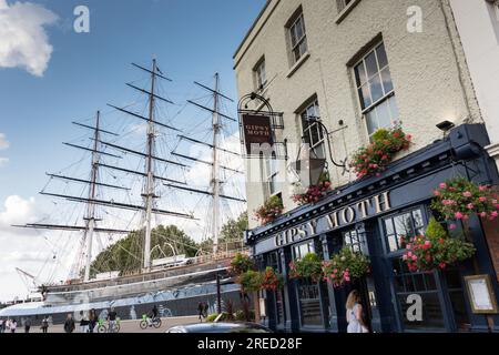 Das Gipsy-Moth-Haus neben dem prächtigen Cutty-Sark-Teeklipper-Großsegler in Greenwich, London, England, Großbritannien Stockfoto