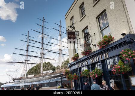 Das Gipsy-Moth-Haus neben dem prächtigen Cutty-Sark-Teeklipper-Großsegler in Greenwich, London, England, Großbritannien Stockfoto