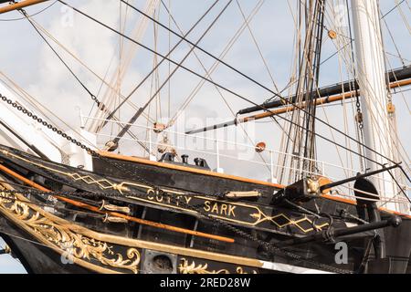 Die Bugsprit, die Takelung und der Name des Schiffs auf dem prächtigen Cutty Sark Teeklipper-Großschiff in Greenwich, London, England, Großbritannien Stockfoto