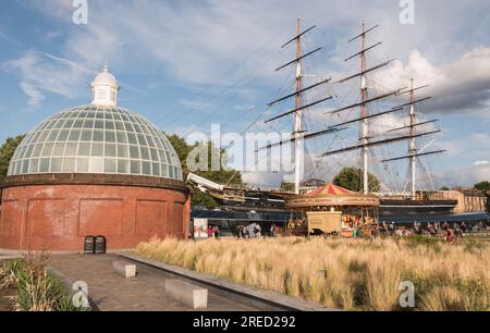 Der Eingang zum Greenwich Foot Tunnel in der Nähe des herrlichen Cutty Sark Tea Clipper Tall Ship in Greenwich, London, England, Großbritannien Stockfoto