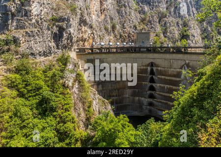 Blick auf den Matka-Staudamm in Nordmazedonien Stockfoto