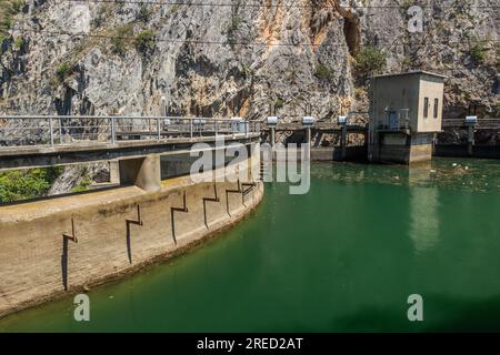 Blick auf den Matka-Staudamm in Nordmazedonien Stockfoto