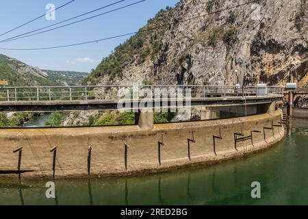Blick auf den Matka-Staudamm in Nordmazedonien Stockfoto