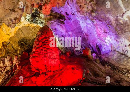 Vrelo Höhle im Matka Canyon in Nordmazedonien Stockfoto