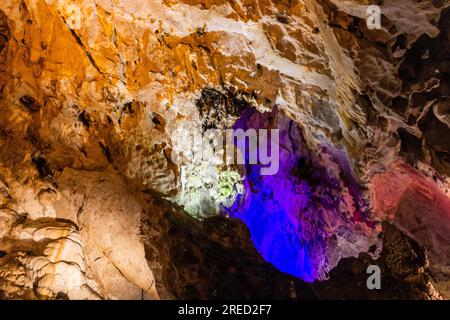 Vrelo Höhle im Matka Canyon in Nordmazedonien Stockfoto