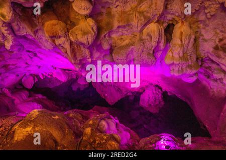 Vrelo Höhle im Matka Canyon in Nordmazedonien Stockfoto