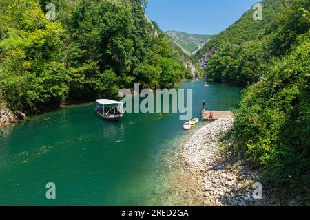 MATKA, NORDMAZEDONIEN - 10. AUGUST 2019: Blick auf den Matka Canyon in Nordmazedonien Stockfoto