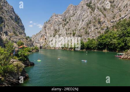 MATKA, NORDMAZEDONIEN - 10. AUGUST 2019: Bootsfahrt im Matka Canyon in Nordmazedonien Stockfoto