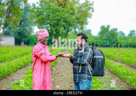Indische Landwirtschaft, zwei Farmer stehen auf der Farm und zeigen leere Hände Stockfoto