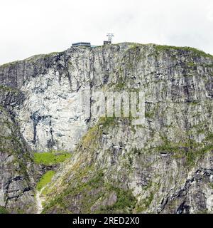 Loen Skylift ein Gondellift in Loen, Nordfjord, Norwegen, der 2017 von der HM Queen Sonja eröffnet wurde, fährt vom Fjordlevel zum Berg Hoven 1011 Meter über. Stockfoto