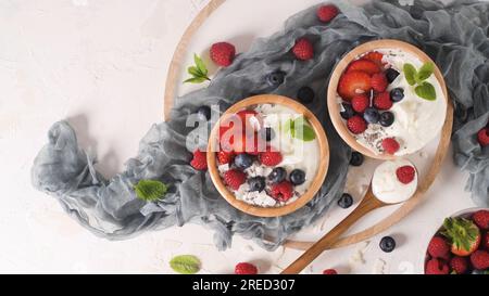 Joghurt mit Chiasamen und frischen Erdbeeren, Himbeeren und Heidelbeeren. Konzept der gesunden Ernährung. Stockfoto