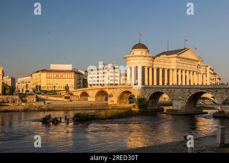 SKOPJE, NORDMAZEDONIEN - 10. AUGUST 2019: Steinbrücke und Archäologisches Museum der Republik Mazedonien in Skopje, Nordmazedonien Stockfoto