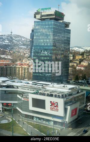 SARAJEVO, BOSNIEN UND HERZEGOWINA - JULI 16: Verkehr am Marindvor-Platz am 16. Juli 2021 Stockfoto