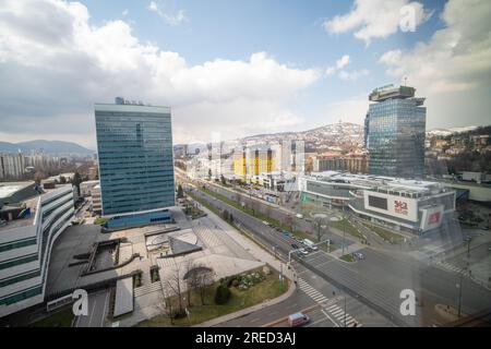 SARAJEVO, BOSNIEN UND HERZEGOWINA - JULI 16: Verkehr am Marindvor-Platz am 16. Juli 2021 Stockfoto