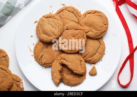 Frisch gebackene, glitzernde Melasse-Kekse auf einem Küchenteller. Stockfoto