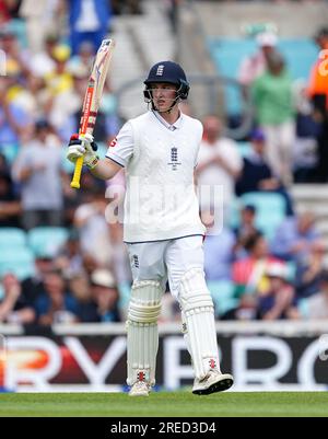 Harry Brook aus England würdigt die Menge, nachdem er am ersten Tag des fünften Testspiels der LV= Insurance Ashes Series im Kia Oval in London 50 Runs erreicht hat. Foto: Donnerstag, 27. Juli 2023. Stockfoto