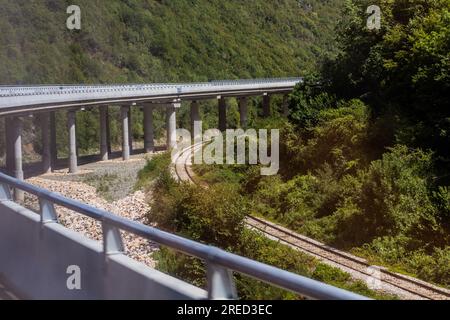 Brücke der Autobahn R6 im Kosovo Stockfoto