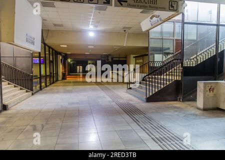 SKOPJE, NORDMAZEDONIEN - 5. AUGUST 2019: Innenseite des Hauptbahnhofs von Skopje. Stockfoto