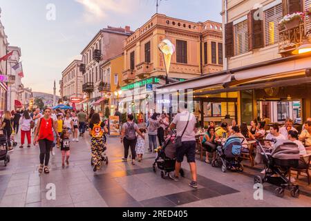 BITOLA, NORDMAZEDONIEN - 5. AUGUST 2019: Abendlicher Blick auf die Fußgängerzone Shirok Sokak Street in Bitola, Nordmazedonien Stockfoto