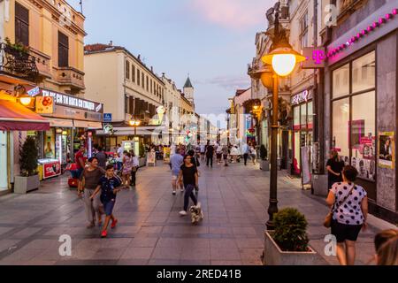 BITOLA, NORDMAZEDONIEN - 5. AUGUST 2019: Abendlicher Blick auf die Fußgängerzone Shirok Sokak Street in Bitola, Nordmazedonien Stockfoto