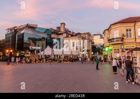 BITOLA, NORDMAZEDONIEN - 5. AUGUST 2019: Abendlicher Blick auf den Magnolia Square in Bitola, Nordmazedonien Stockfoto