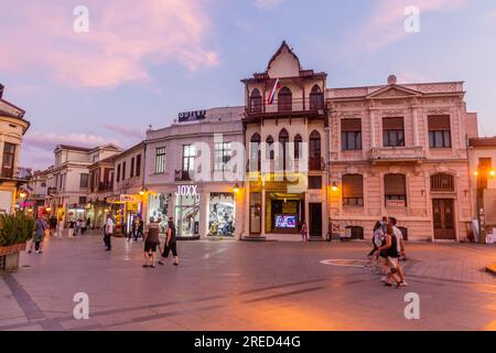 BITOLA, NORDMAZEDONIEN - 5. AUGUST 2019: Abendlicher Blick auf den Magnolia Square in Bitola, Nordmazedonien Stockfoto