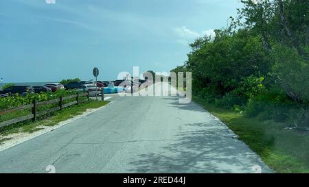 Marathon, Florida, USA - 16. Juli 2023: Fahrt durch den Bahia Honda State Park in den Florida Keys. Stockfoto