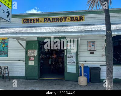 Key West, Florida, USA - 17. Juli 2023: Die Green Parrot Bar in der kleinen Stadt Key West in Florida in den Florida Keys. Stockfoto