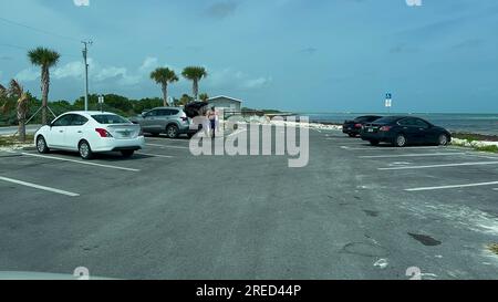 Marathon, Florida, USA - 16. Juli 2023: Fahrt durch den Bahia Honda State Park in den Florida Keys. Stockfoto