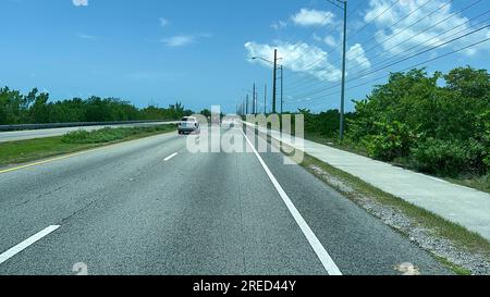 Stock Island, Florida, USA - 16. Juli 2023: Fahrt auf dem Highway A1A durch Stock Island in Richtung Key West, FL. Stockfoto