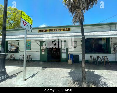 Key West, Florida, USA - 17. Juli 2023: Die Green Parrot Bar in der kleinen Stadt Key West in Florida in den Florida Keys. Stockfoto