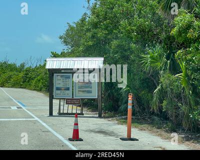 Marathon, FL, USA - 16. Juli 2023: Informationsschild am Eingang zum Bahia Honda State Park. Stockfoto