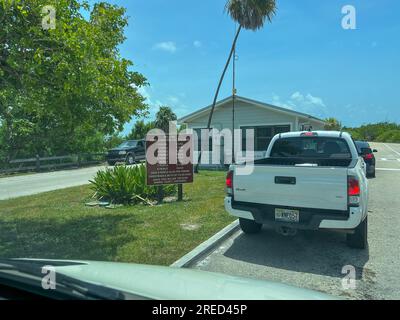 Marathon, Florida, USA - 16. Juli 2023: Autos warten auf den Eingang zum Florida Keys Bahia Honda State Park. Stockfoto