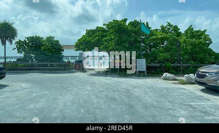 Marathon, Florida, USA - 16. Juli 2023: Fahrt durch den Bahia Honda State Park in den Florida Keys. Stockfoto