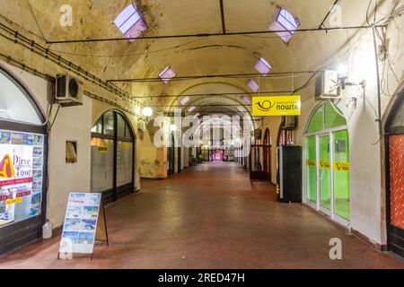 BITOLA, NORDMAZEDONIEN - 5. AUGUST 2019: Bezisten - überdachter Markt in Bitola, Nordmazedonien Stockfoto