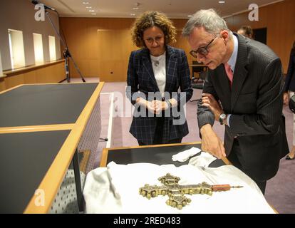 Zagreb, Kroatien. 27. Juli 2023. Pressekonferenz anlässlich der Übergabe des prozessionalen Kreuzes aus dem 14. Jahrhundert, das vor einem halben Jahrhundert aus dem Franziskanerkloster in Zadar entfremdet wurde. An der Konferenz nahmen Außenminister Gordan Grlic Radman, Kulturministerin Nina Obuljen Korzinek, Botschafter der Republik Kroatien in Italien, Jasen Mesic und Botschafter Italiens in der Republik Kroatien Pierfrancesco Sacco am 27. Juli 2023 in Zagreb, Kroatien, Teil. Foto: Zeljko Hladika/PIXSELL Credit: Pixsell/Alamy Live News Stockfoto