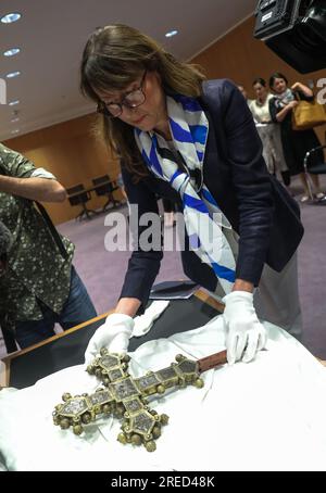 Zagreb, Kroatien. 27. Juli 2023. Pressekonferenz anlässlich der Übergabe des prozessionalen Kreuzes aus dem 14. Jahrhundert, das vor einem halben Jahrhundert aus dem Franziskanerkloster in Zadar entfremdet wurde. An der Konferenz nahmen Außenminister Gordan Grlic Radman, Kulturministerin Nina Obuljen Korzinek, Botschafter der Republik Kroatien in Italien, Jasen Mesic und Botschafter Italiens in der Republik Kroatien Pierfrancesco Sacco am 27. Juli 2023 in Zagreb, Kroatien, Teil. Foto: Zeljko Hladika/PIXSELL Credit: Pixsell/Alamy Live News Stockfoto