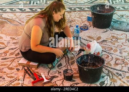 BITOLA, NORDMAZEDONIEN - 7. AUGUST 2019: Archäologe, der in den antiken Ruinen von Heraclea Lyncestis in der Nähe von Bitola, Nordmazedonien arbeitet Stockfoto