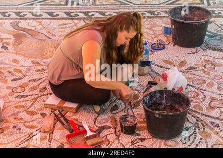 BITOLA, NORDMAZEDONIEN - 7. AUGUST 2019: Archäologe, der in den antiken Ruinen von Heraclea Lyncestis in der Nähe von Bitola, Nordmazedonien arbeitet Stockfoto