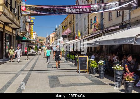 BITOLA, NORDMAZEDONIEN - 7. AUGUST 2019: Fußgängerzone Shirok Sokak Street in Bitola, Nordmazedonien Stockfoto