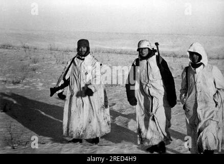 Deutsche Soldaten auf dem Weg zwischen den Positionen an der Ostfront. Foto: Schneider. [Maschinelle Übersetzung] Stockfoto