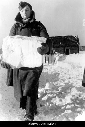 Ein Soldat, der ein Iglu in der Nähe von Baranowka baut. Foto: Dehl [maschinelle Übersetzung] Stockfoto